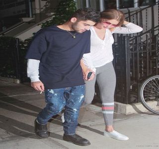 — Partea de jos, în extremitatea intimităţii sale. Prima acţiune dovedită este cea a împingerii; picioarelor lui Gigi, creând o distanţă între acestea, în scopul revenirii în dreptul zonei ei intime. Pe moment priveşte spre respectiva direcţie, dar apoi, destul de repede, spre chipul ei. Amintire
