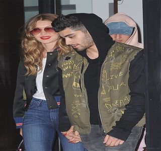 — Intimă a blondei, producând ulterior o mişcare uniformă căreia îi este alăturat şi drumul limbii.