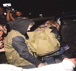 — Imediata sa îndepărtare a pantalonilor din costum, ca şi când respectivii nici nu existaseră; cumva. Totuşi, deşi îi aruncă scurte ochiade, corpul şi-l întinde spre noptiera de la marginea patului. Trage de cel de-al doilea sertar al acesteia până în pragul deschiderii iar palma-i revine
