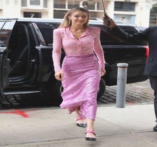 — Pricina faptului că, după propriile-i cunoştinţe, acea noptieră nu depozita nimic altceva; decât nişte simple reviste. „Parcă n-aveam nimic de genul ăsta în sertare..” reacţionează, aşadar, un oarecare amuzament putându-se reciti pe propriul chip, însă totodată în propria-i
