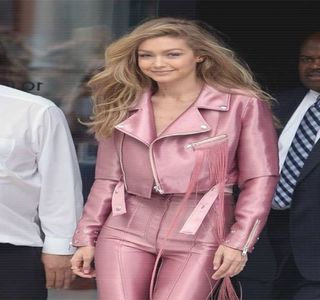 —  Îşi îndepărtează întrutotul materialul boxerilor, capul şi-l întoarce uşor într-o parte, astfel; încât să-i ofere intimitatea necesară rulării prezervativului propriu-zis. Sau cel puţin asta era scuza ei la momentul actual, dat fiind că, motivul cert era de fapt acela că scena respectivă
