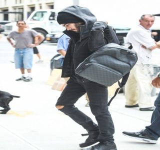 — Printr-o mândrie jucată, şi totodată jucăuşă, doar pentru a destinde atmosfera momentului,; cunoscând de fapt ce reprezenta o primă dată pentru sexul opus, alege astfel s-o tachineze. În cele din urmă, pe buzele sale sfârşeşte un mic zâmbet, înainte de a şi-l astupa prin sărutul
