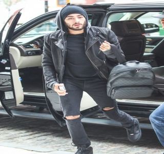 — Pe care i-l oferă peste buze. Respectivul mers al gurii sale continuă astfel, până peste; zona de sub gâtul blondei, depunând astfel săruturi umede. Concomitent, susţinerea pe care şi-o oferă prin genunchi, devine prilej al palmelor pe care şi le coboară până ce ajung în dreptul
