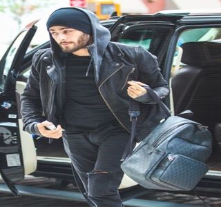 — Ambelor margini ale chiloţilor. Pentru a doua oară îşi îndreaptă spatele şi, profitând de; faptul că Gigi îşi îndoaie genunchi iarăşi şi totodată îşi uneşte picioarele, îşi infiltrează degetele pe sub aţa materialului de culoare neagră de care trage astfel în sus până ce, încetul cu
