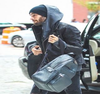 — Încetul dispare de peste zona astupată anterior. Imediat ce reuşeşte, cu greu, s-ar putea; spune, să scape de chiloţii acesteia, printr-un avânt, respectivii ajung pe podea alături de celelalte haine ajunse istorie. Profitând şi de starea de bulversare, sau inconştienţă, a iubitei sale,
