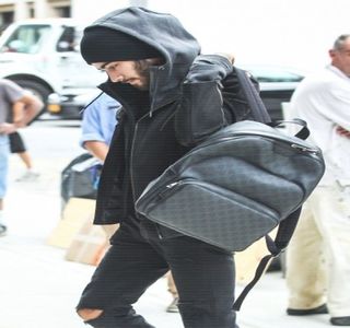 — Lungimea membrului său revine presată peste intimitatea lui Gigi. Capul şi-l înclină; ştrengar în partea opusă, menţinând adâncimea sărutului afectuos şi tandru, pe când începe în acelaşi timp să producă mişcări ale bazinului de jos în sus şi invers, producându-se
