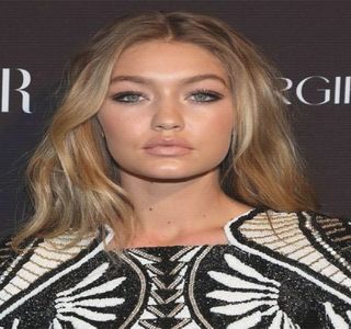 — Constată, deci, că reuşise în cele din urmă obiectivul avut în minte, acela de a-şi pierde; virginitatea, dorind acum a-şi dedica viitoarea dorinţă ideii de a scăpa de tensiunea curentă în corp şi a se bucura de momentul în sine petrecut în prezenţa iubitului său. În concluzie, spatele
