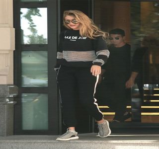 — Până în clipa în care acesta îi sustrage cu o lejeritate aparte sutienul care îi atârna aievea,; sunetul produs de către brunet având drept rezultat un mic surâs din partea ei. Cam asta era în principiu ce conta pentru ea, şi mai ales ce aprecia cel mai mult la iubitul său, faptul că
