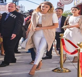 — Plasate (una pe ceafa acestuia, iar cealaltă printre şuviţele lui brunete), sunete mici şi; repetitive reieşind printre buzele sale. Pe de altă parte, acestea menţionate anterior, ajung treptat să se intensifice încă de cum Zayn o penetrează din nou, resimţind presiunea din acea zonă.

