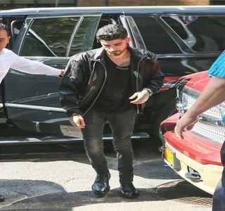 — Unul puţin mai alert. Aşadar, fără a aştepta vreun răspuns, începe astfel să-şi împingă; bazinul înainte, în fiecare secundă ritmul crescând, totodată emanând şi sunete satisfăcut, sfârşind prin a-i săruta linia maxilarului.

