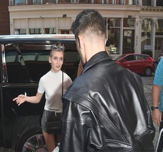 — Respectiv dreptul. „Întoarce-te.” Adaugă apoi, ordonându-i întoarcerea cu spatele spre el.; Astfel, aşteaptă pe moment întocmirea acelei cerinţe, până ce, şi el recurge la aceeaşi mişcare, pieptul întâlnind spatele gol al blondei. Buzele şi le lipeşte ulterior peste umărul ei, în timp
