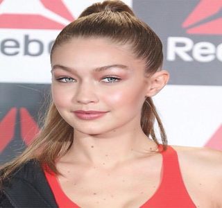 — Deşi aflată într-un moment incitant la actului propriu-zis, clipa în care membrul iubitului său; întrerupe actul sexual, instinctiv, genunchii şi-i apropie, involuntar un tremur constant punându-şi amprenta asupra picioarelor ei, în timp ce orificiul vaginal îi produce contracţii repetitive,
