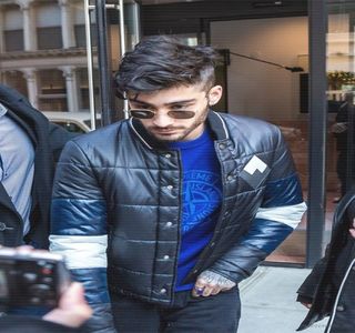 — Prin intermediul antebraţului liber, îşi rezemă astfel lateralul corpului din dorinţa de a se; afla cu un cap mai sus decât iubita sa, căci câtuşi de curând buzele lor se unesc sub înfiriparea unor alte săruturi. Cuvintele rostite de către blondă îi cauzează curbarea colţurilor gurii,
