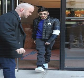 — I se adresează din nou blondinei: „This is gonna hurt a little more, baby girl, alright?”; înştiinţând-o în legătură cu stările pe care le-ar putea simţi de pe urmele viitoarei penetrări. Astfel, profitând de faptul că aceasta îşi menţinea genunchiul arcuit şi piciorul încă ridicat,
