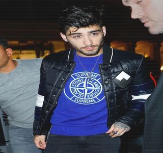 — Petrecându-se o foarte lentă penetrare, repetată în aceeaşi manieră. Muşchii îi ajung; încordaţi din nou, iar aerul eliberat printre buzele între-deschise, resimţind starea de excitare cum îl apasă din fiecare punct de vedere, poziţia respectivă contribuind exagerat la propria
