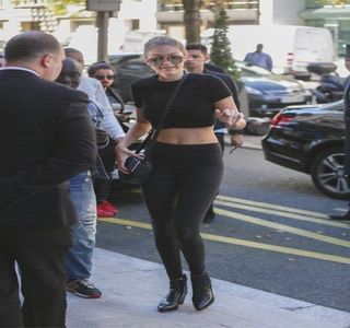 — Unul ce se dovedeşte a fi mai complex de această dată, infiltrându-şi limba în interiorul; gurii sale. Pe de altă parte însă, rezultatul afectuos produs de propriile buze nu are un curs prea lung, întrucât, partenerul său îl întrerupe în cele din urmă în dorinţa de a-i comunica o anumită
