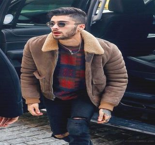 — Iubitei sale ajung sub forma unor îndemnuri asupra urechilor sale. Palma aflată până; în acele momente pe piciorul ei, urcă treptat, ajungând pe abdomen; şi totodată, din ce în ce mai sus până ce-i sfârşeşte la baza sânului drept al blondei, cel de deasupra. Aşadar, i-l cuprinde

