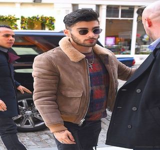 — Chiar în apropierea urechii iubitei sale. „F-ck baby, you feel so good around me.” Produce; o altă apreciere printre gurile de aer şi micile gâfâieli, având totodată intenţia de a o stimula tot mai mult. Mişcările de penetrare neîncetate reuşesc a prinde un ritm mult mai alert de
