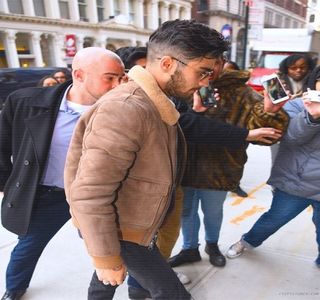 — Eventual trage în cadrul aceluiaşi scop. Repetă acţiunea până în clipa în care corpul şi-l; susţine din nou în aer, iar prin poziţionarea palmei sub sânul ei şi împingerea acestuia în sus, capul şi-l apleacă până ce reuşeşte a-i cuprinde o parte din acesta în interiorul gurii; sfârcul
