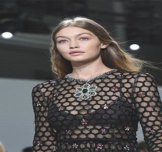 — Facţie. Astfel că, la auzul acelei remarci realizate se însuşi iubitul său, simte nevoia de; a se întoarce, odată cu rotirea propriu-zisă, având să tragă după ea marginea cearceafului aflat undeva în apropiere, acoperindu-şi deci propriu corp, dar şi o parte din cel al
