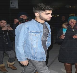 — Reuşise a o satisface şi pe ea, conform propunerii sale iniţiale. Abia în clipa în care blonda; recurge la acea ridicare iar privirile li se întâlnesc, braţul şi-l coboară treptat, poposind totuşi peste talia ei goală, instinctiv, în orice caz. „Mă bucur să aud asta.” Devine singurul său
