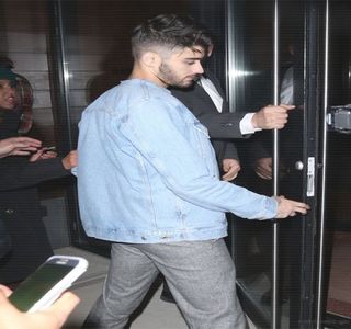 — Sub bărbia ei, folosindu-se totuşi de degete. Respectiva formă de intimitate nu răzbate,; căci în doar câteva secunde buzele li se desprind, ochii lui având să cadă asupra acestora. Tot din instinct limba îi fuge peste buza inferioară umezind-o, înainte de a-şi urca privirea
