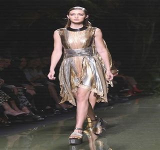 — Nu fusese altceva decât o mică invitaţie rostită cu subînţeles, însoţită totodată de un; zâmbet şiret, drumul croindu-şi-l apoi direct în cabina de duş.
