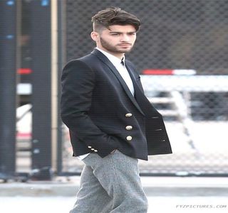 — Buzele şi le apasă peste ale acesteia imediat ce blonda ia iniţiativa unui alt sărut, urmând; ca după retragerea deloc sesizabilă, să-şi croiască pe buze un zâmbet automat, dedicat în totalitate acesteia, reprezentat mai mult de satisfacţia resimţită odată cu analiza produsă

