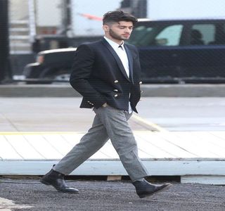 — Îi înconjoară corpul. Înfăptuind o mişcare următoare, aceea care reuşeşte a-i purta pe; amândoi în interiorul cabinei de duş, rosteşte jucăuş: „Runda doi, eh?” bineînţeles, doar în scopul tachinării ei, înainte de a-i săruta tandru gâtul de câteva ori.

