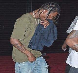 — Într-un final reuşeşte să aleagă o melodie pe placul său, una ce aparţinea celui mai de; succes rapper, însuşi Tupac, Ambitionz az a Ridah, astfel că după blocarea telefonului şi poziţionarea acestuia înapoi pe tejghea, lângă sticla de bere, fără ca măcar să-şi controleze notificările
