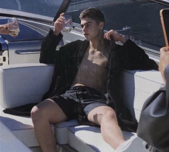 Și după am vb cu o prietenă care-l terminase și mi-a zis să mă uit că pe parcurs devine cl.; mai palpitant...
