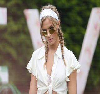 — De o clipă în direcţia respectivă, câteva oftaturi părăsindu-i buzele în consecinţă; capul; îi revine ulterior pe spate, astfel că recurge din nou la gestul precedent, acela de a trage încă un fum din jointul aflat pe terminate. Eliberându-l apoi, vocea lui Travis se face auzită,
