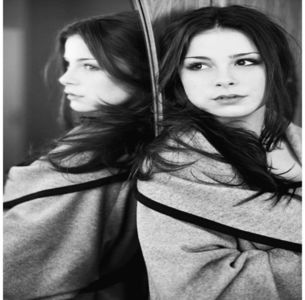 ̷♡̷ ⍮αιηяσʇιƖαɔ⑇eyes٦̷ Până se se întoarcă Alex, Jo termină mai bine de jumătate de sticlă de; vodkă. Îl urmărește cu privirea când se întoarce și-i observă pantalonii. Chicotește în timp ce-l privește și-și trece limba printre buze înainte să vorbească. „Înțeleg că vrei să te dezbraci în
