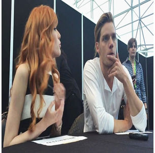 ̷♡̷ ⍮αιηяσʇιƖαɔ⑇eyes٦̷ „E faza că mie nu-mi place să mor de mâna altuia, știi? Christina și Chris; sunt cam singurele excepții... Și tu, bineînțeles. Dar nu vreau să mă pun rău cu păroșii. Nu putem muri aici, dar odată și odată ieșim și nu vreau să fiu mâncare de animale.” Surâde iar când îi
