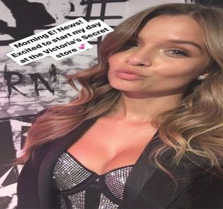 — Capul îi revine uşor înclinat, tentele haotice produse, sporindu-le prin mişcările limbii,; răzbind stimulilor săi astfel. Pe de altă parte, piciorul drept şi-l îndoaie uşor, sprijinindu-l de coapsa acestuia, din dorinţa de a-i oferi un acces ceva mai fast, încercând pe cât posibil a
