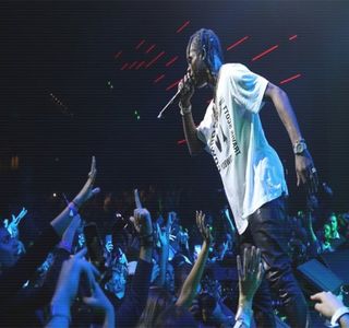 — Se încorda inevitabil şi, desigur, din nou, în acelaşi timp diverse sunete împânzind locuinţa,; acompaniate fiind de melodia ce rula încă în fundal, reprezentând o continuitate a unui playlist propriu. Secundele ce se scurg astfel îl aduc în pragul în care conştientizează faptul că Josephine
