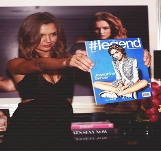 — -Le degenerează, gestul la care Travis recurge, dar și gustul pastei de dinți având să-i provoace; o vizibilă grimasă; în imediata apropiere, scuipă rămășițele respective, privirea redirecționându-și-o undeva la distanță, observând cum brunetul luase deja distanță. “Nu te suport.” reacționează în

