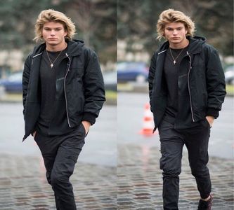 ― să se ocupe de bagajele sale. Cu pași grăbiți, deoarece Decembrie nu era tocmai cea; călduroasă lună (mai ales pentru Seattle), se îndreaptă către intrare și mai că dă buzna, privind cu o oarecare curiozitate în jur, fiind în cele din urmă surprins de cât de pustie se dovedea
