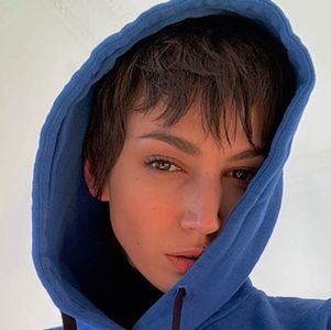 ― Crede că Denver îi cântă melodia legată de băut și îi arată pumnul, la modul „să vezi; ce îți dau eu ție când te prind”, iar apoi îi zâmbește inocent, clipind des.
