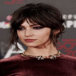 ―  Nadia îi face loc soțului ei pe canapea, așezându-și în cele din urmă picioarele în poala; acestuia, dar continuă discuția cu fetele și Isaias. „Am cunoscut-o pe Lorraine, iar dacă e să mă întrebați pe mine, sincer nu știu ce vede la fratele meu, e mult prea dulce pentru unul ca el.”
