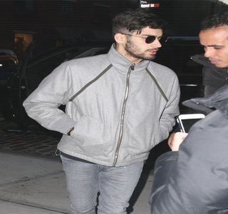 — Să-ţi părăseşti iubita în dimineaţa următoare după cea mai frumoasă şi specială noapte; pentru ea.. nu reprezenta un lucru cu care Zayn ar putea să se mândrească. Dar, cert este faptul că intenţia deţinută avea să fie dusă la bun sfârşit şi, cu siguranţă nu ar fi putut-o înfăptui

