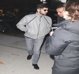 — Privirea îi ajunge astfel în gol, iar buzele începe să şi le mişte, modelându-şi-le sub diferite; forme, căci nu ştia cu exactitate cum ar trebui să se comporte în cazul în care Josephine ar fi răspuns, ţinând cont că, nu cu mult timp în urmă, ultimul contact verbal dintre cei doi
