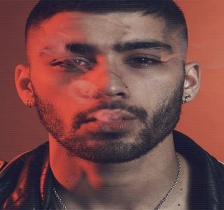 — Amândoi, în ajunge literalmente trântită în nas. Preţ de câteva clipe, doar pentru a procesa; momentul cu pricina, rămâne nemişcat, perplex din cauza acesteia, buzele totodată păstrându-le complet despărţite. Sprâncenele însă şi le încruntă mai târziu, atunci când buzele i se
