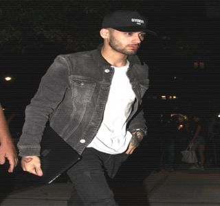 — Dat fiind faptul că încă de când îşi enunţase intenţiile, o linişte se aşternuse peste ambele; părţi ale uşii, ajunge în mod evident la concluzia faptului că Josephine, cel mai probabil părăsise zona respectivă, lăsându-l precum un adevărat clovn să vorbească singur. Prin urmare,
