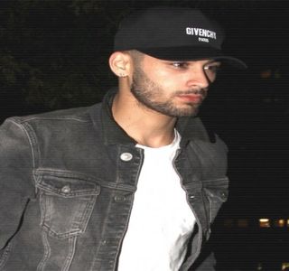 —  Braţul şi-l depărtează iar spatele şi-l îndreaptă, fiind mai mult decât pregătit să dispară; complet. Totuşi, ceea ce îi stopează adevăratele acţiuni se dovedeşte chiar deschiderea inevitabilă a uşii, lucru ce totodată îi captează atenţia. Privirile li se întâlnesc, însă,
