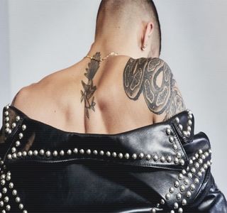 — Comentariile pe care Josephine le efectuează referitor la respectivul inel produc o singură; reacţie din partea lui, înălţarea nonşalantă a umerilor. Astfel că o urmăreşte constant cu privirea, neştiind ce ar fi trebuit să adauge, timp în care totodată îşi rezemă antebraţele de picioare,
