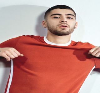 — Umerii şi-i înalţă din nou, având să-şi îndrepte ulterior spatele. „Nu vreau să crezi că dacă; ea e acum în viaţa mea, tu nu mai exişti pentru mine, Josephine. În regulă? Orice crezi, sau ce scenarii ai avut şi ai în minte, nu-i aşa. N-o să te înlocuiască nimeni niciodată.”
