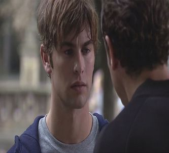 ― Simte cum îi cade toată lumea în cap când aude ce tocmai scosese pe gură prietenul; său. Nu are timp să arate nicio reacție pentru că imediat Reina îl ia deoparte, mimându-i din buze lui Isaias un &quot;te omor&quot; înainte să dispară din peisaj. Ajungând acolo,
