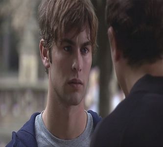 ― William se oprește si își duce mâinile în buzunar, evitând privirea Reinei. "Nu știu despre; ce vorbește, probabil a tras pe nas.&quot; spune acesta străduindu-se ( și eșuând ) să dea dovadă de nonșalanță în fața acesteia.
