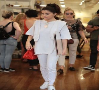 — prind de încheietura mâinii și înainte să-l tragă afară după ea, rostește „Noi doi trebuie; să discutăm.” În cele din urmă îl trage pe holul care despărțea casele către living-ul celeilalte case unde erau sigur și eventualele țipete nu s-ar fi auzit atât de bine.
